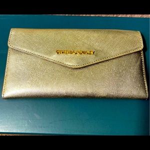 Woman’s wallet.